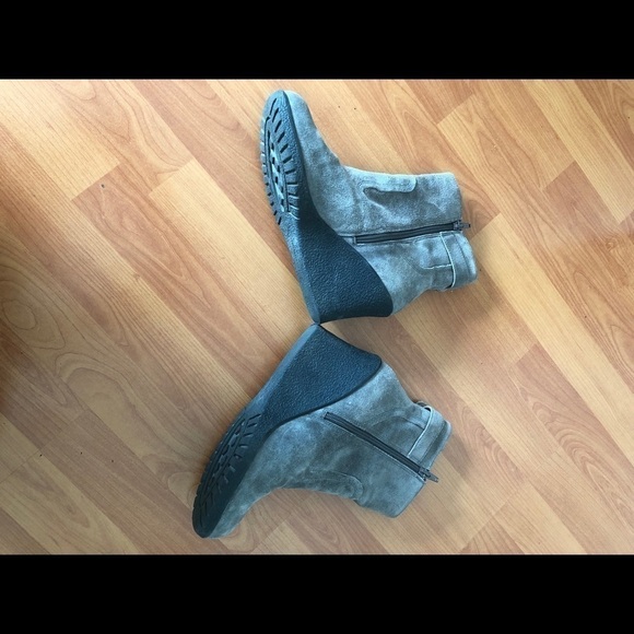 Easy Spirit Suede Wedge Boots Size 9 Gray Buckle - Picture 2 of 15